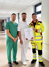 Anlässlich der 50. ECMO-Behandlung erhielt das Team um Prof. Dr. W. Alexander Osthaus (Mitte), Dr. Max Fröhlich (l.) und Nils Weseloh eine Urkunde. Anlässlich der 50. ECMO-Behandlung erhielt das Team um Prof. Dr. W. Alexander Osthaus (Mitte), Dr. Max Fröhlich (l.) und Nils Weseloh eine Urkunde.