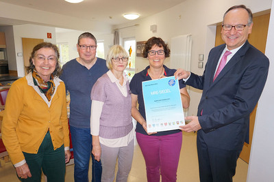 v.l.n.r.: Dr. Doris Bobyk, Ärztliche Leitung Fachdienst Gefahrenabwehr- und Gesundheitszentrum; Joachim Jung, Bewohnerbeirat; Marion Böcher, Hygiene-Beauftragte; Karin Schön, Pflegedienstleitung; Oliver Quilling, Landrat