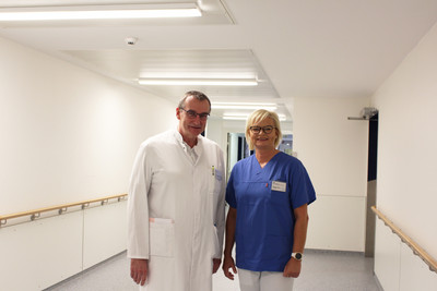 Dr. med. Ferdinand Petrat, Leiter des EndoProthetikZentrums, und Andrea Hagel, Physiotherapeutin im Rehazentrum