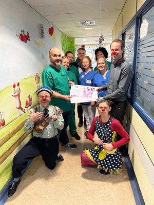 Nils Schlesselmann (r.), Holz Haase Baustoffe, überreicht den Erlös an das Team der Kinderklinik. 