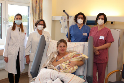 Assistenzärztin Hala Allakeh (v.l.), Oberärztin Insa Thies-Thörner, Stationsleitung Maike Oltmanns, und leitende Hebamme Mareen Kristin Michaelis gratulieren Irene Rybalkin zur Geburt des 1000. Babys im Diakonieklinikum. 