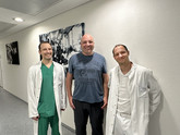 Christian Groß (Mitte) zusammen mit Chefarzt Priv.-Doz. Dr. Ruben Mühl-Benninghaus (r.) und Oberarzt Jabeur Sayah. Christian Groß (Mitte) zusammen mit Chefarzt Priv.-Doz. Dr. Ruben Mühl-Benninghaus (r.) und Oberarzt Jabeur Sayah.