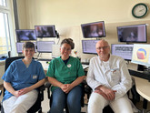 Dr. Dr. Svetlana Kappl (Mitte) zusammen mit Dr. Frank Bösebeck (r.) und Josephine Bartling, Medizinische Technologin für Funktionsdiagnostik, beim Video-EEG-Monitoring. Dr. Dr. Svetlana Kappl (Mitte) zusammen mit Dr. Frank Bösebeck (r.) und Josephine Bartling, Medizinische Technologin für Funktionsdiagnostik, beim Video-EEG-Monitoring.