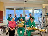 Das Team der Intensivstation um Nadin Ehrlich (vorne l.) freut sich über den gespendeten Querbettsessel. Das Team der Intensivstation um Nadin Ehrlich (vorne l.) freut sich über den gespendeten Querbettsessel.