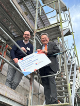 Landessozialminister Dr. Andreas Philippi (r.) überreicht symbolisch die Förderung an Sebastian von der Haar, Geschäftsführer des Diakonieklinikums. Landessozialminister Dr. Andreas Philippi (r.) überreicht symbolisch die Förderung an Sebastian von der Haar, Geschäftsführer des Diakonieklinikums.